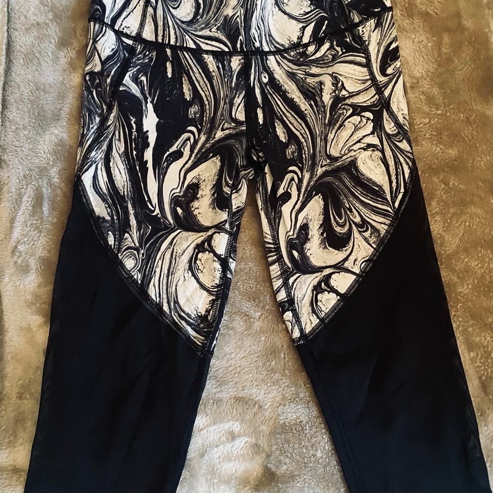 Victoria’s Secret Sport Knockout Leggings Black & White Marble With Mesh
